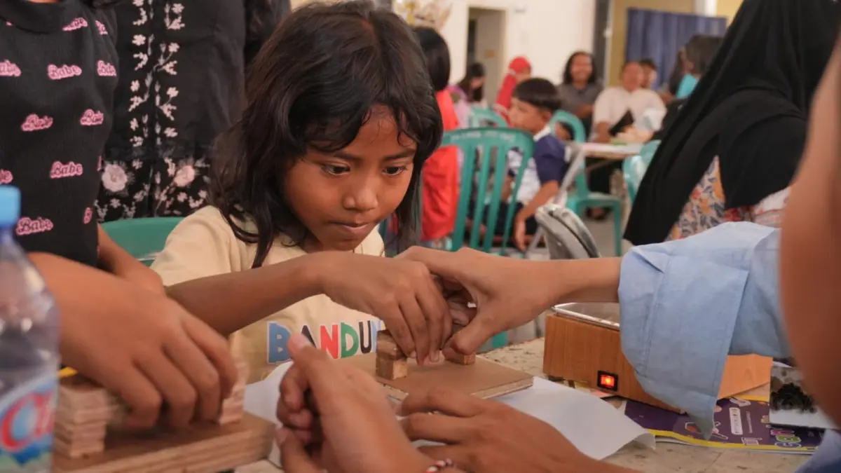Anak-anak menyusun canting cap dari limbah kertas dan kayu di Pasar Burung Dolly, RW 12 Kelurahan Putat Jaya, Surabaya. (Rahmat Sudrajat) 