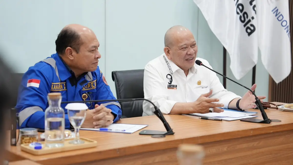 Anggota DPD RI AA LaNyalla Mahmud Mattalitti (kanan) bersama Direktur Utama PT PAL, Kaharuddin Djenod.(DPD RI)