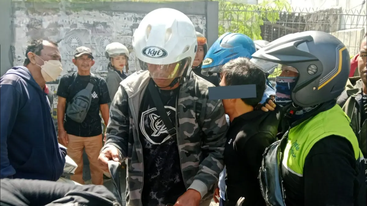 DIRINGKUS: Terduga pelaku pembobolan rumah kosong di Jalan Diponegoro, Surabaya, saat diamankan massa.(IST/RADAR SURABAYA)