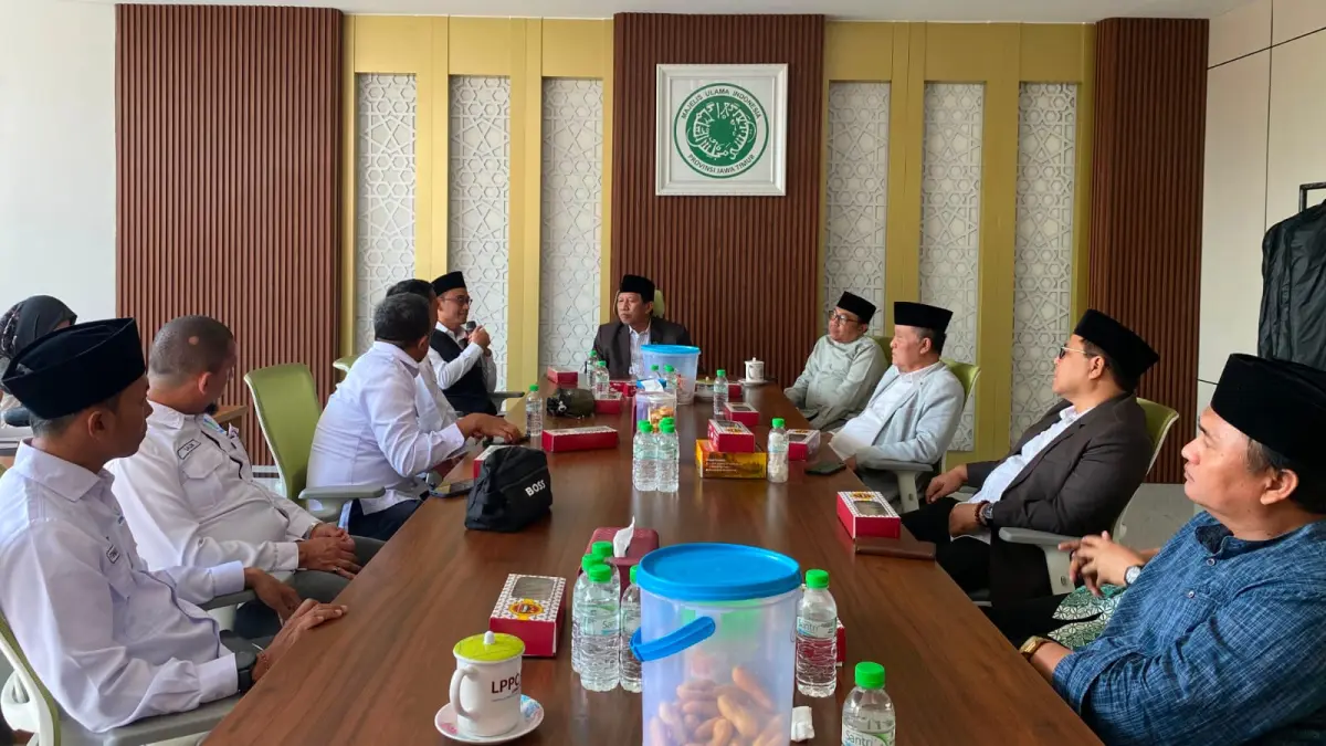 KOORDINASI: GAPEMBI Jatim saat bertemu dengan MUI Jatim membahas sertifikasi halal untuk SPPG.(IST/RADAR SURABAYA)