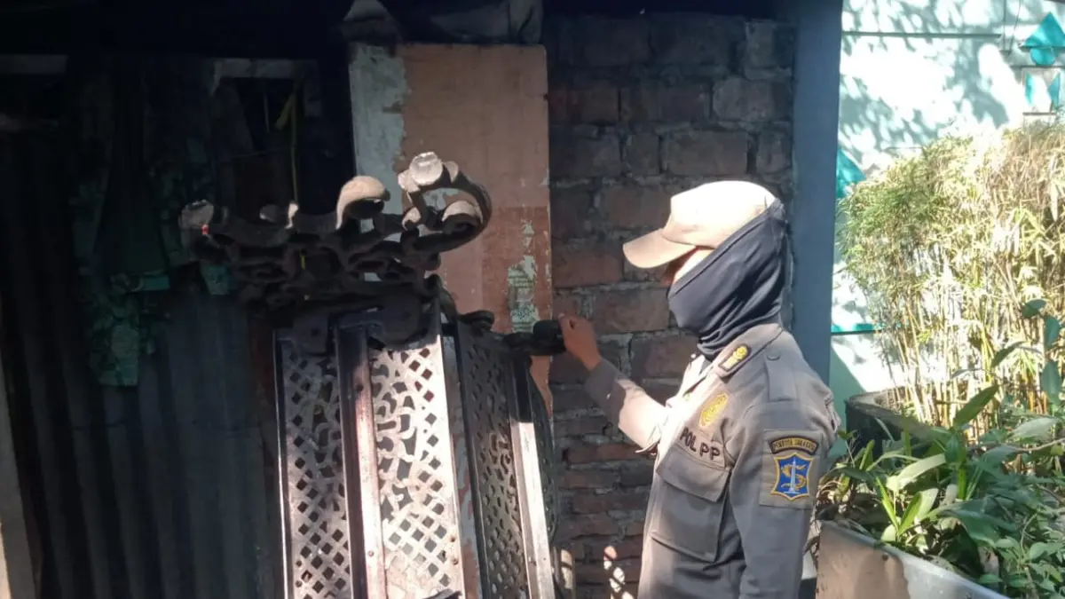 Kursi taman milik Pemkot Surabaya yang dilego di pedagang rombeng diamankan Satpol PP. (IST)