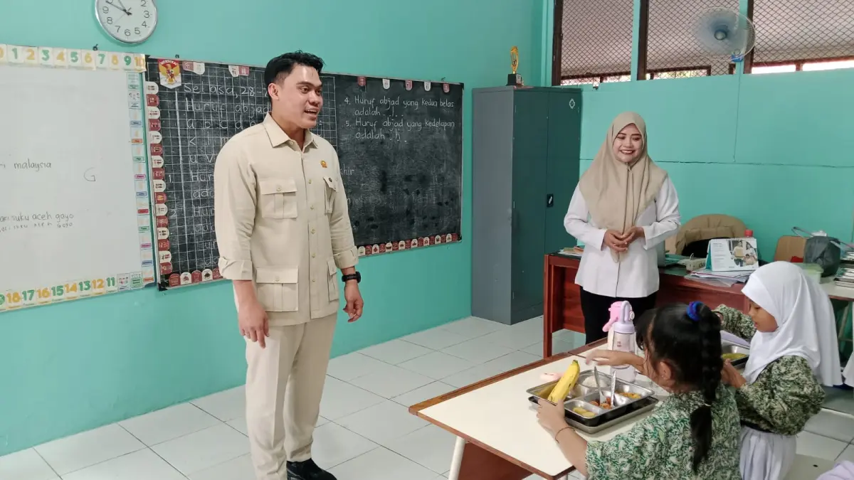 TURUN GUNUNG: Anggota Komisi E DPRD Jatim, Cahyo Harjo Prakoso saat berkunjung ke SDN Kebonsari I, Surabaya, untuk meninjau program bantuan Presiden. (IST/RADAR SURABAYA)