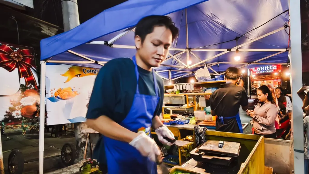 Abraham Christopher menunjukkan proses pembuatan martabak kotak buatannya di kawasan Kapas Krampung Surabaya. (ANDY SATRIA/RADAR SURABAYA) 