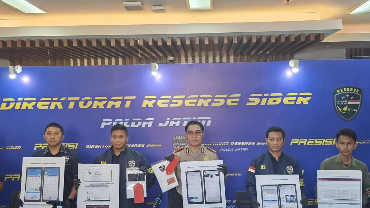 BARANG BUKTI: Ditsiber Polda Jatim menunjukkan beberapa bukti website kampus dan pemerintah yang dibobol tersangka hacker.(MAHRUS/RADAR SURABAYA)
