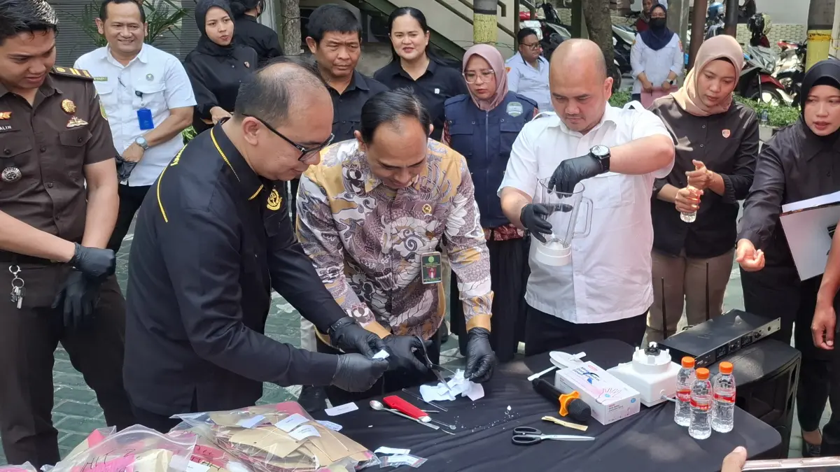 DIBLENDER: Kasatresnarkoba Polrestabes Surabaya AKBP Dodi Pratama (kiri kemeja putih) saat memudahkan barang bukti sabu hasil RJ.(GUNTUR IRIANTO/RADAR SURABAYA)