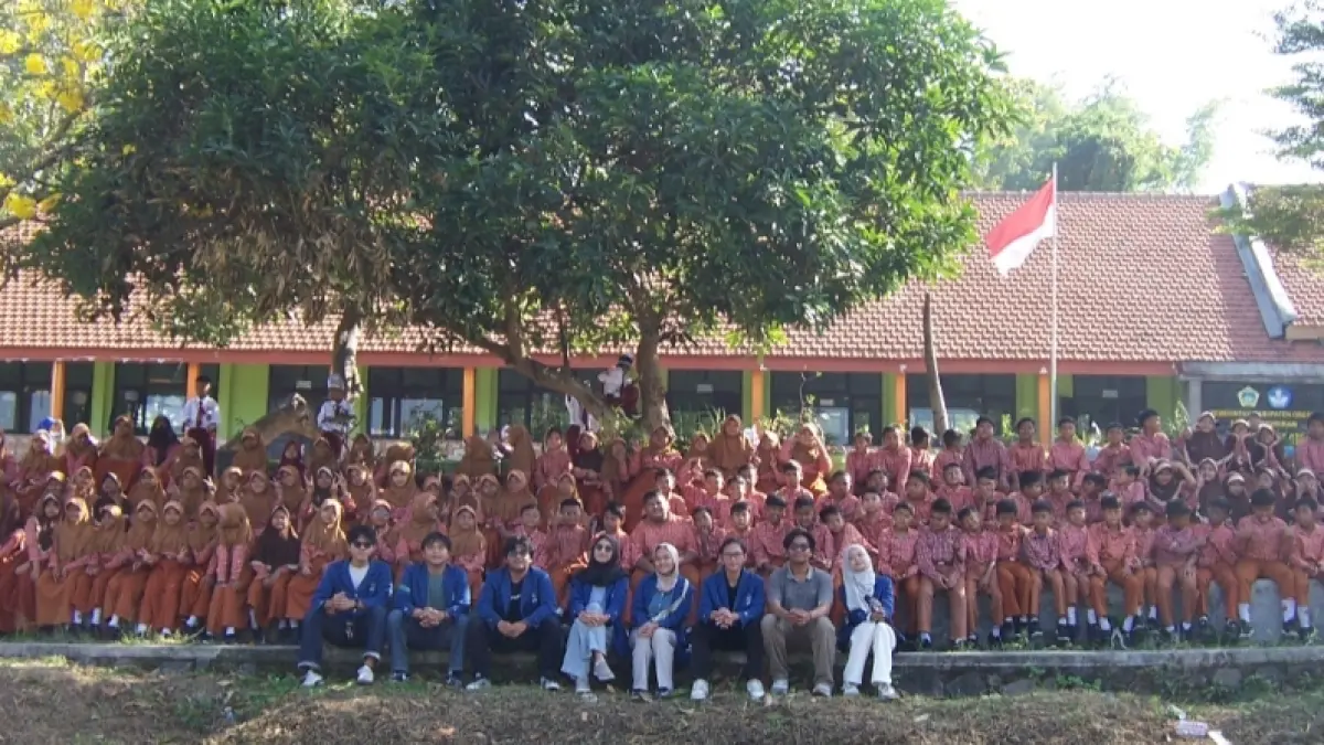Institut Teknologi Sepuluh Nopember (ITS) melalui program Kuliah Kerja Nyata (KKN) Literasi kembali menunjukkan komitmennya dalam mendukung peningkatan kualitas pendidikan di masyarakat. (Humas) 