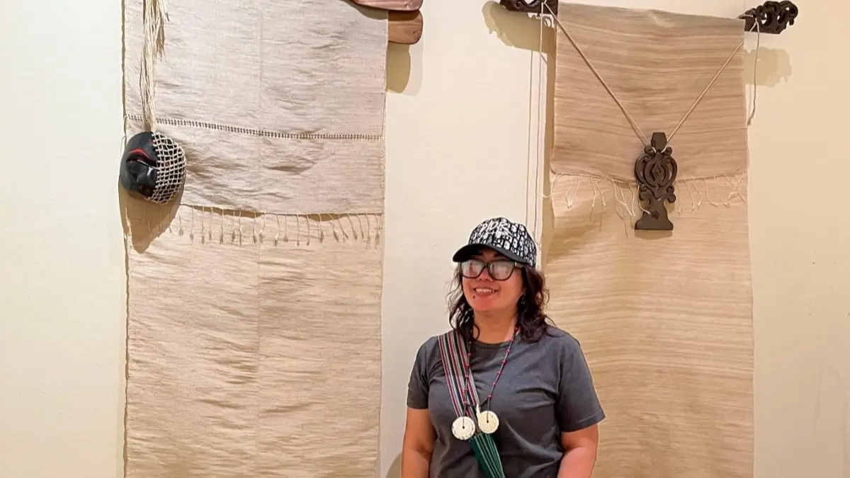 Inty Nahari, dosen Program Magister Industri Kreatif Fakultas Vokasi Unesa, menunjukkan karya tekstil berbahan serat daun nanas yang berhasil menembus pameran seni internasional di Bali. (Istimewa) 