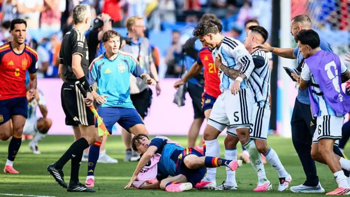 Kericuhan terjadi setelah peluit akhir dibunyikan, menyusul keberhasilan Spanyol meraih gelar juara Piala Dunia untuk kedua kalinya.(BBC) 