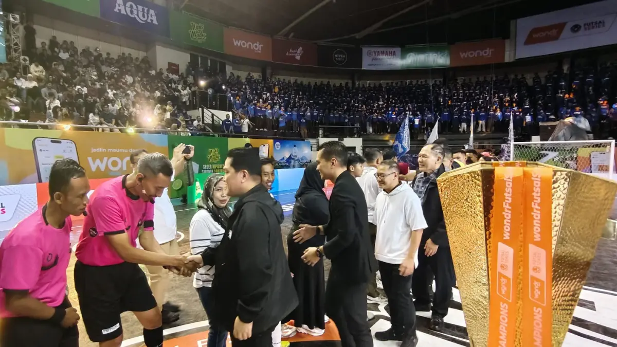 Menpora Erick Thohir memberikan dukungan kepada para peserta saat pembukaan wondr Futsal Series Surabaya 2026 di Jawa Pos Arena, Surabaya, Rabu (29/7).
