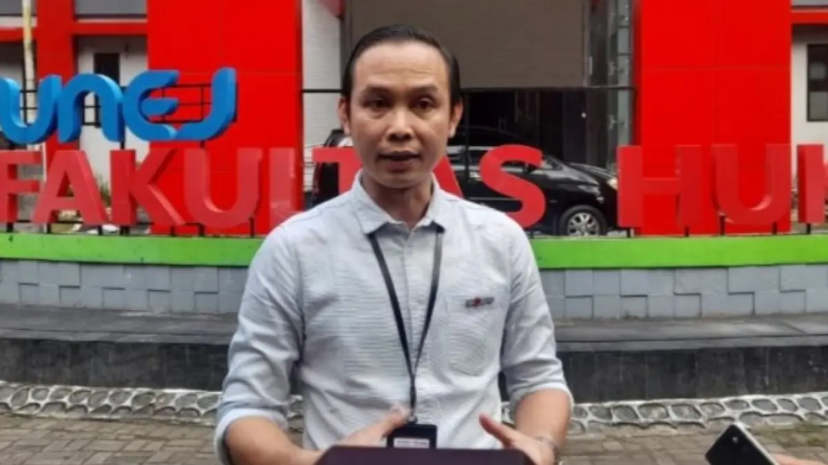 Pakar hukum pidana yang juga Dekan Fakultas Hukum Unej Prof. I Gede Widhiana Suarda, memberikan keterangan, di Kampus Unej, Jatim, Rabu (29/7). (ANTARA/HO-Humas Unej). 
