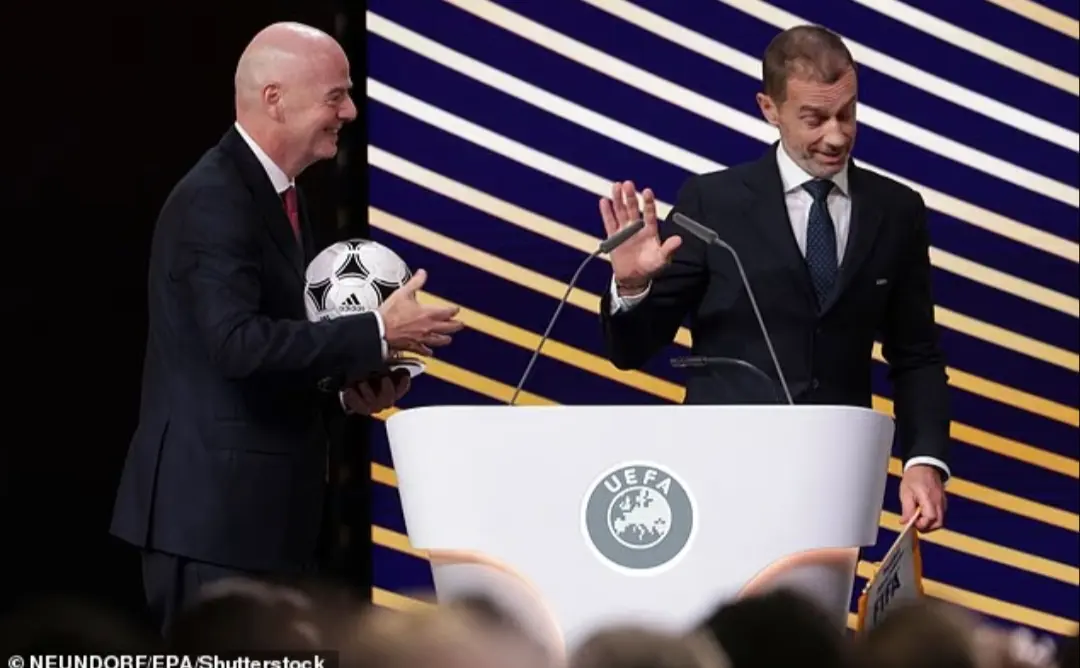 Presiden UEFA Aleksander Ceferin (kanan) adalah yang paling keras menentang Infantino. (Dailymail) 