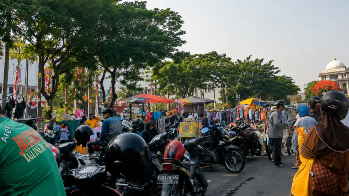 Ratusan pedagang kaki lima berjualan di Jalan Pahlawan Surabaya saban Minggu pagi. (IST)