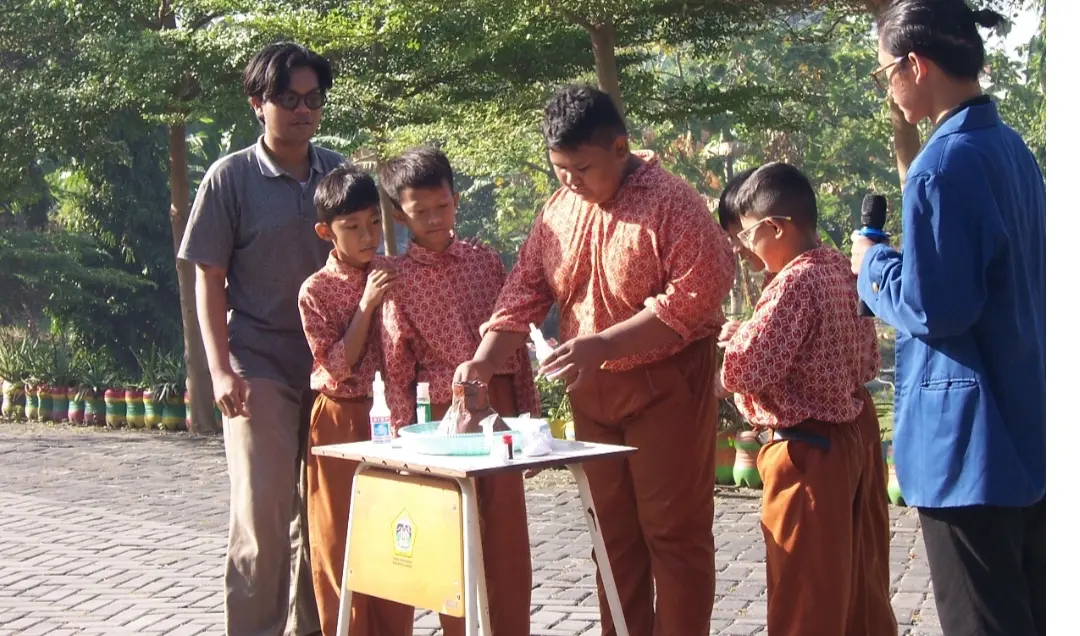 Siswa mempraktikkan hasil sains mereka. 