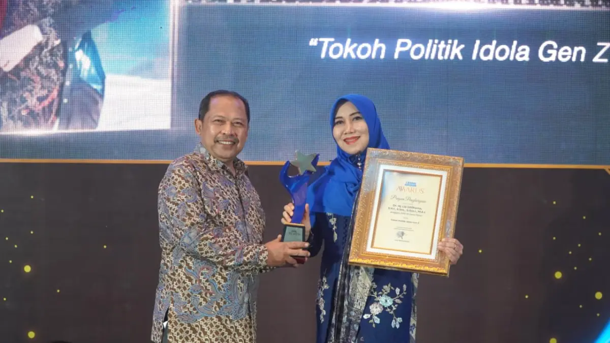  Anggota DPD RI asal Jawa Timur, Dr. Hj. Lia Istifhama, S.H.I., S.Sos., S.Sos.I., M.E.I., resmi dianugerahi penghargaan sebagai Tokoh Politik Idola Gen Z. 