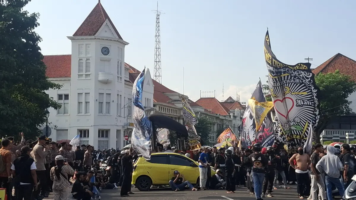 BERKUMPUL: Massa aksi damai PSHT saat berada di depan Mako Polrestabes Surabaya. (GUNTUR IRIANTO/RADAR SURABAYA)