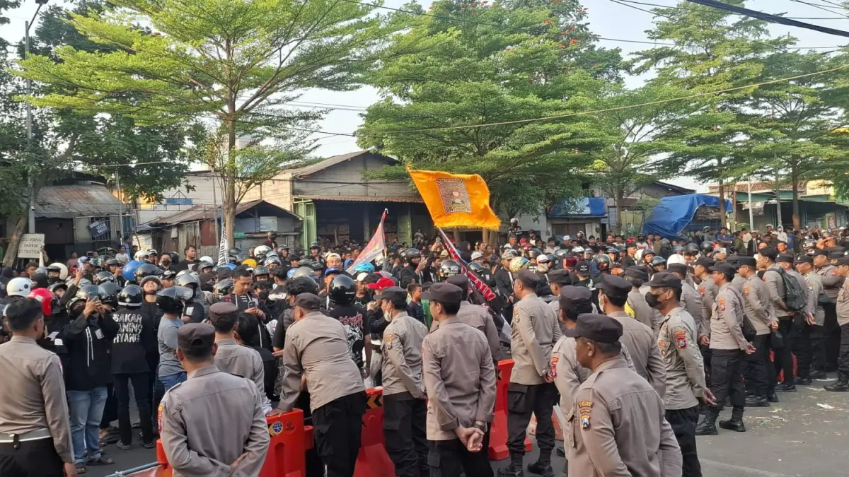 BERKUMPUL: Massa PSHT saat berada di depan akses Jalan Teuku Umar, Surabaya. Nampak, anggota berbagai di lokasi.(GUNTUR IRIANTO/RADAR SURABAYA)
