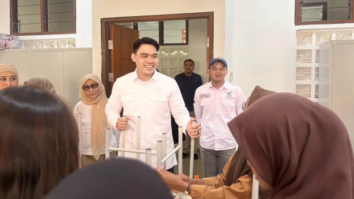 CEK: Anggota Komisi E DPRD Jatim Cahyo Harjo Prakoso saat meninjau kesiapan Sekolah Rakyat Terintegrasi 2 di Surabaya.(IST/RADAR SURABAYA)