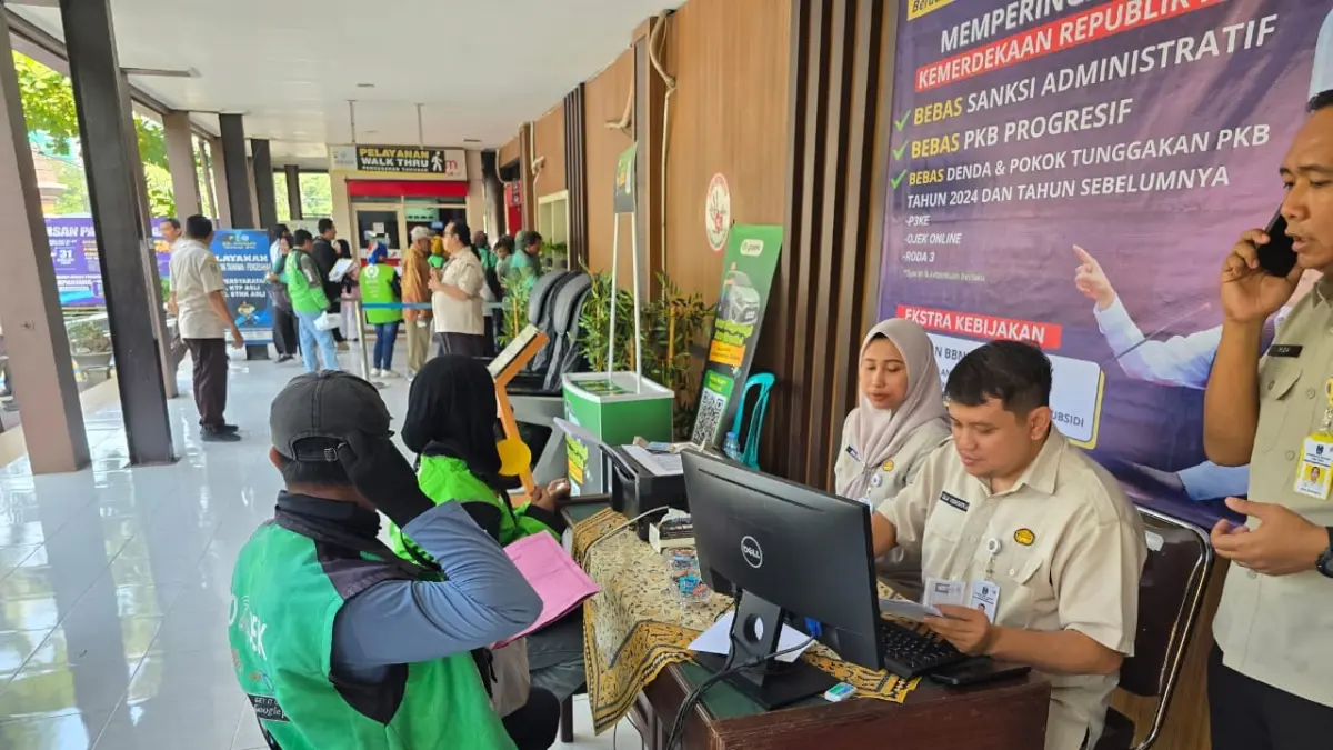 DIMULAI: Pemprov Jatim menggelar pemutihan denda pajak kendaraan bermotor mulai 1-31 Agustus. Pengendara ojol dapat keringanan.(IST/RADAR SURABAYA)