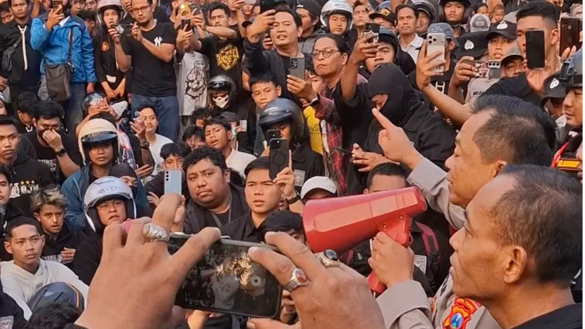 DIREDAM: Kapolrestabes Surabaya Kombes Pol Lutfhie Sulistiawan saat menemui massa aksi di Jalan Teuku Umar, Surabaya.(GUNTUR IRIANTO/RADAR SURABAYA)