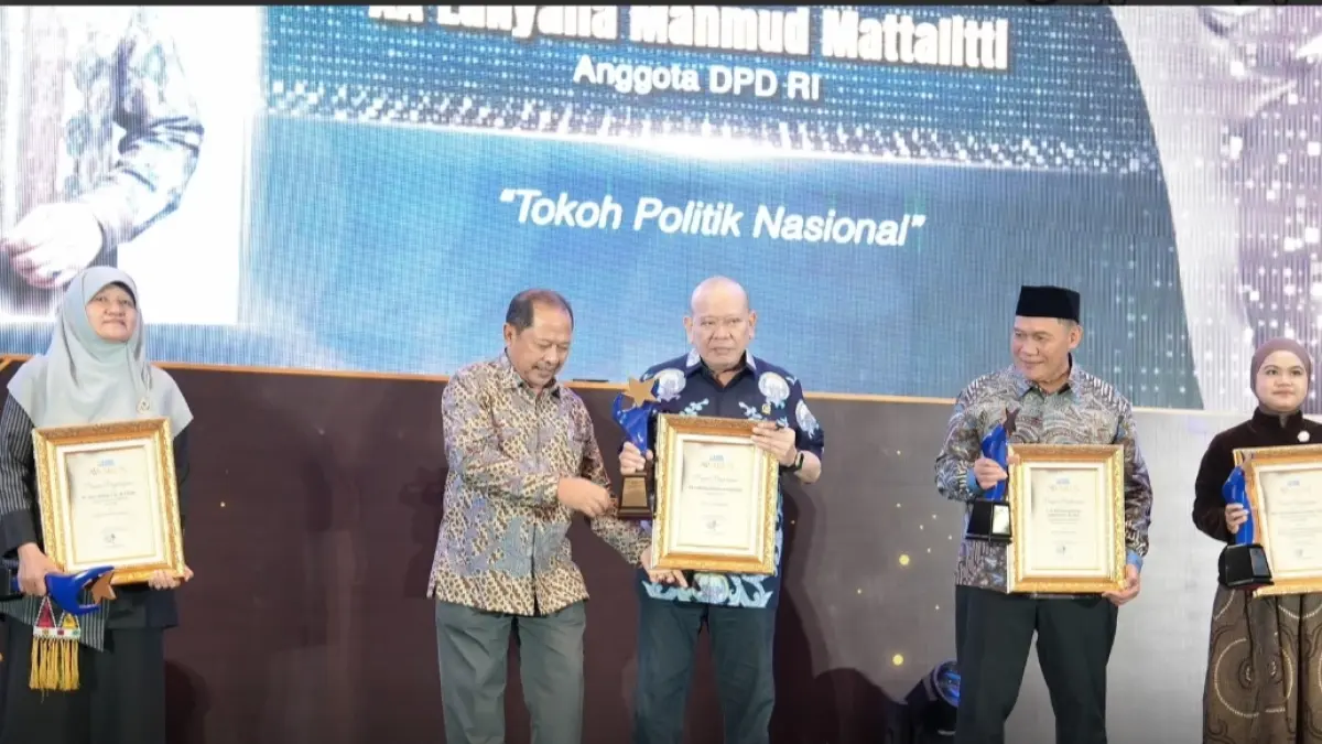 Direktur Radar Surabaya Lilik Widiantoro menyerahkan penghargaan kepada AA LaNyalla Mahmud Mattalitti. 