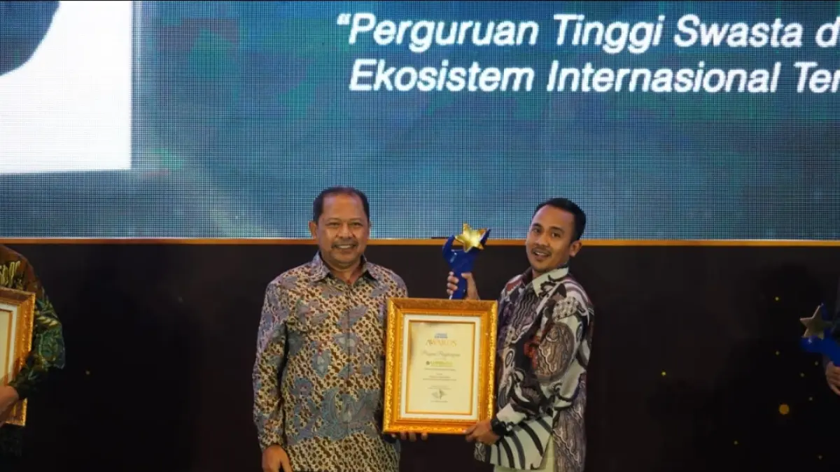 Direktur Radar Surabaya Lilik Widyantoro menyerahkan penghargaan kepada Wakil Rektor Bidang Riset, Kerja Sama, dan Digitalisasi Umsura, Dr. Radius Setiyawan, MA.(Andy Satria/Radar Surabaya). 
