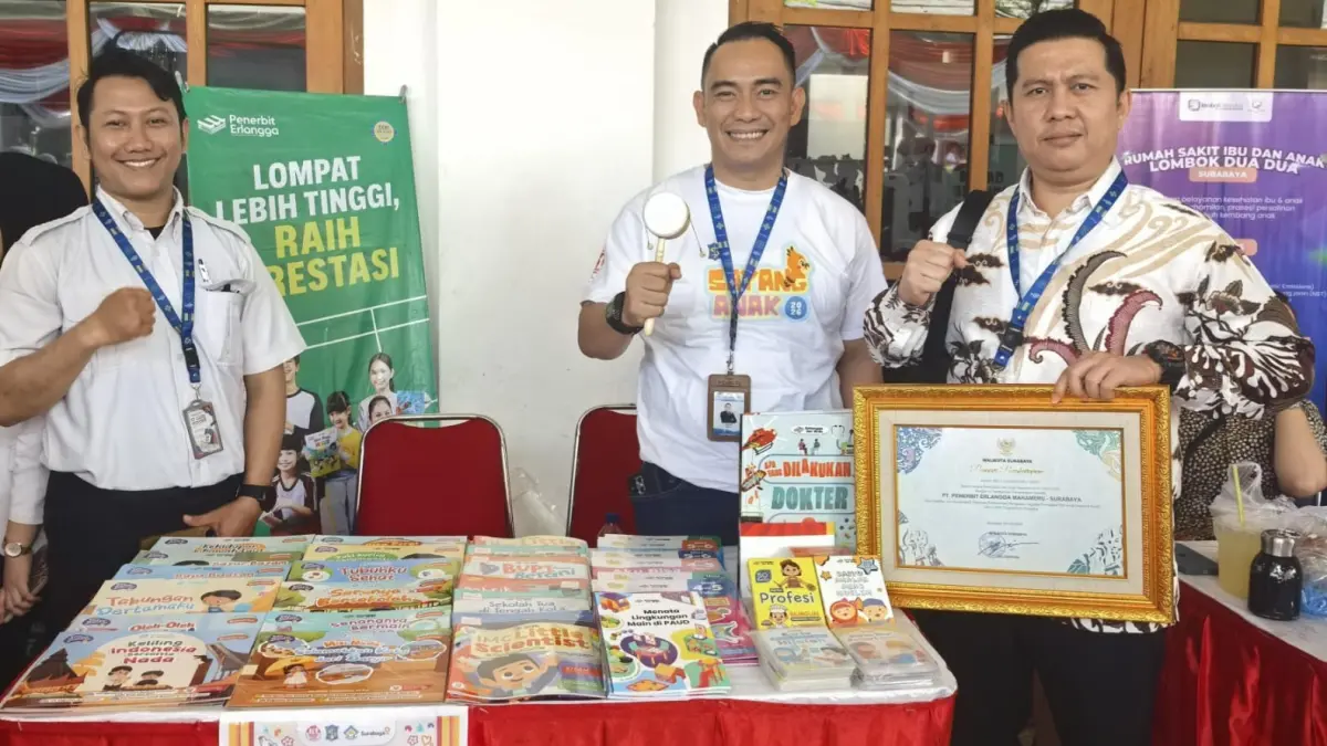 
KOMITMEN NYATA: Perwakilan Penerbit Erlangga Mahameru Surabaya menunjukkan penghargaan Perusahaan Peduli Anak dari Pemerintah Kota Surabaya usai berpartisipasi sebagai mitra pendukung dalam rangkaian Peringatan Hari Anak Nasional (HAN) 2026, sebagai wujud komitmen menghadirkan pendidikan yang ramah anak melalui penguatan budaya literasi.(IST/RADAR SURABAYA)