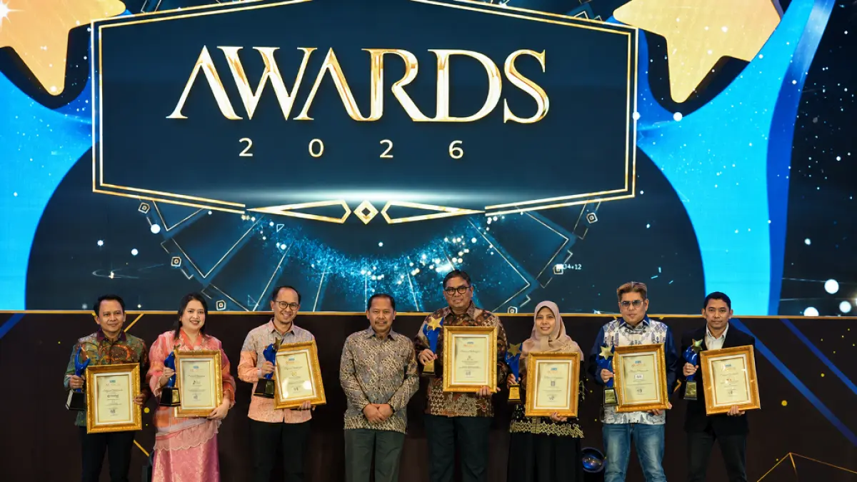 Para penerima Radar Surabaya Awards 2026 kategori kesehatan bersama Direktur Radar Surabaya Lilik Widyantoro. (ANDY SATRIA/RADAR SURABAYA)