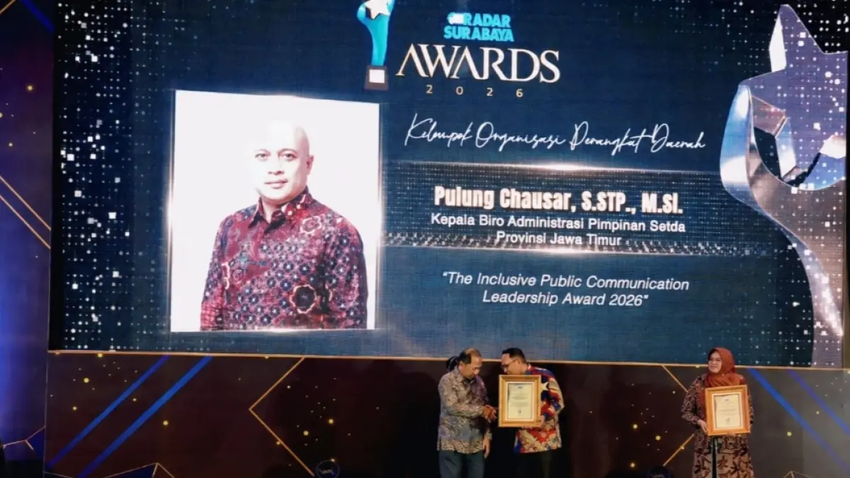 Pulung Chausar meraih The Inclusive Public Communication Leadership Award dalam Radar Surabaya Awards 2026.