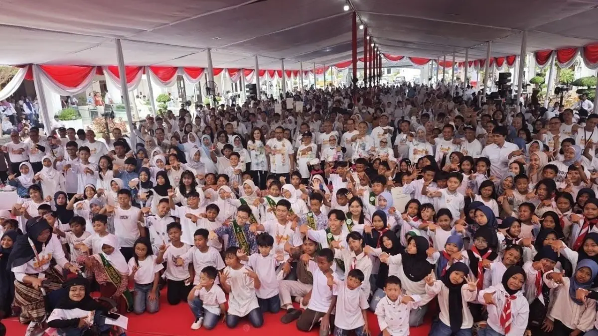 SEMANGAT ANAK INDONESIA: Ratusan anak mengikuti puncak Peringatan Hari Anak Nasional (HAN) 2026 Kota Surabaya di Balai Pemuda sebagai simbol komitmen bersama mewujudkan Surabaya sebagai kota yang ramah anak.(IST/RADAR SURABAYA)