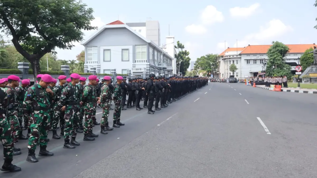 SIGAP: Ribuan personel gabungan disiagakan Polrestabes Surabaya untuk mengamankan aksi damai PSHT di Surabaya. (IST/RADAR SURABAYA)
