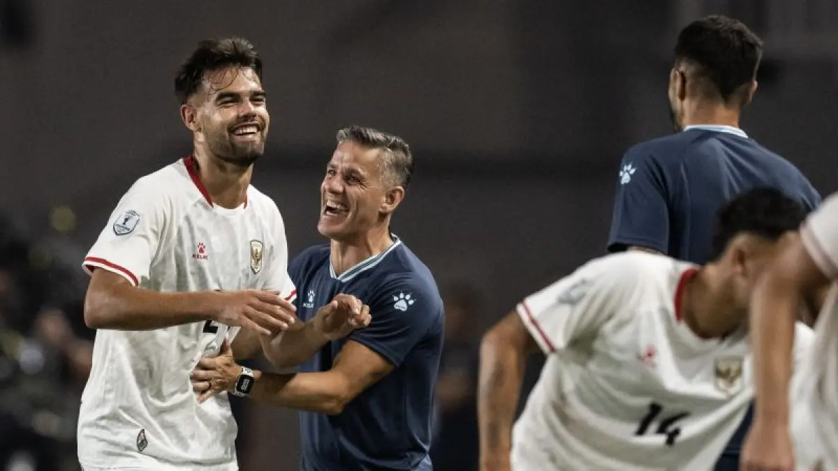 Jens Raven (kiri) berselebrasi bersama Pelatih John Herdman (kedua kiri) usai membobol gawang Kamboja pada pertandingan Grup A ASEAN Championship atau Piala AFF 2026 di Stadion Gelora Pakansari, Kabupaten Bogor, Jawa Barat, Senin (27/7). (ANTARA FOTO/Bayu Pratama S/foc)