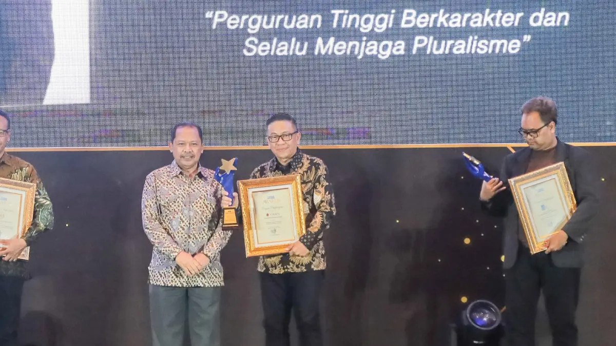
APRESIASI: Rektor Universitas Surabaya (Ubaya) Dr. Ir. Benny Lianto (dua dari kanan) menerima penghargaan dari Direktur Radar Surabaya, Lilik Widyantoro sebagai Perguruan Tinggi Berkarakter dan Selalu Menjaga Pluralisme dalam ajang Radar Surabaya Awards 2026 yang digelar di Hotel Vasa Surabaya, Kamis (30/7) malam. (ANDY SATRIA/RADAR SURABAYA)
