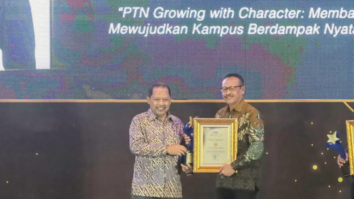 BERKARAKTER: Wakil Rektor Bidang Pendidikan, Kemahasiswaan, dan Alumni Unesa, Prof. Dr. Martadi, M.Sn. (kanan), hadir mewakili Rektor Unesa, Prof. Dr. Nurhasan, M.Kes., saat menerima penghargaan Radar Surabaya Awards yang diberikan langsung oleh Direktur Radar Surabaya, Lilik Widyantoro.&nbsp;