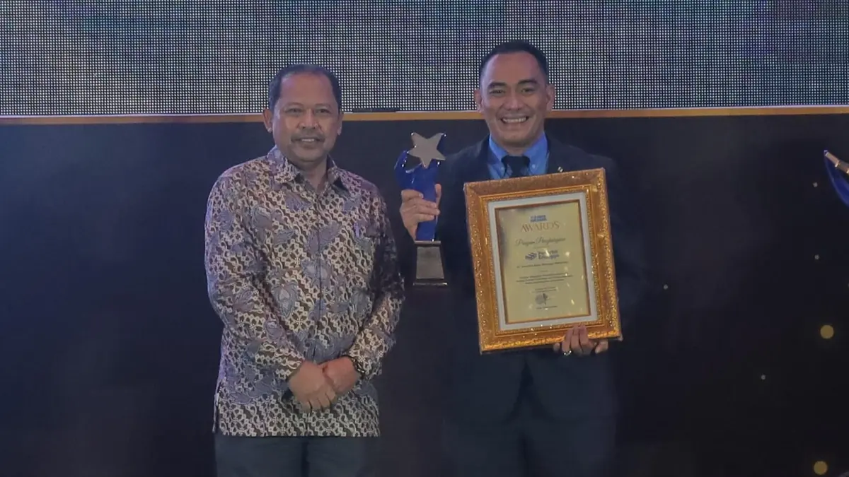 INOVASI UNTUK PENDIDIKAN: Kepala Cabang Penerbit Erlangga Mahameru Surabaya, Ashari, menerima Radar Surabaya Awards 2026 sebagai apresiasi atas komitmen Erlangga dalam mendorong kemajuan pendidikan melalui inovasi penerbitan dan pengembangan media pembelajaran berkualitas.(SURYANTO/RADAR SURABAYA)