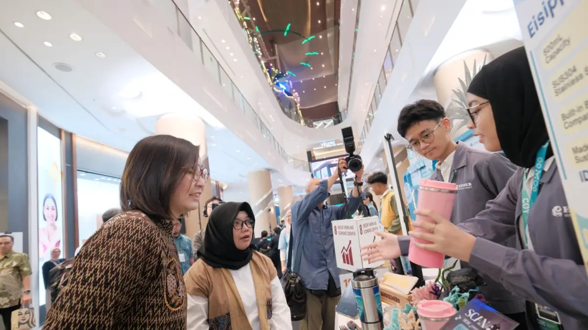 DUKUNGAN: Wakil Menteri Ekonomi Kreatif/Wakil Kepala Badan Ekonomi Kreatif Republik Indonesia, Irene Umar, (kiri) mengunjungi pameran bisnis Student Company dan berdialog langsung dengan peserta dalam rangkaian 2026 Prestasi Junior Indonesia Company of the Year Competition di Senayan Park, Jakarta, Sabtu (1/8). (IST/RADAR SURABAYA)