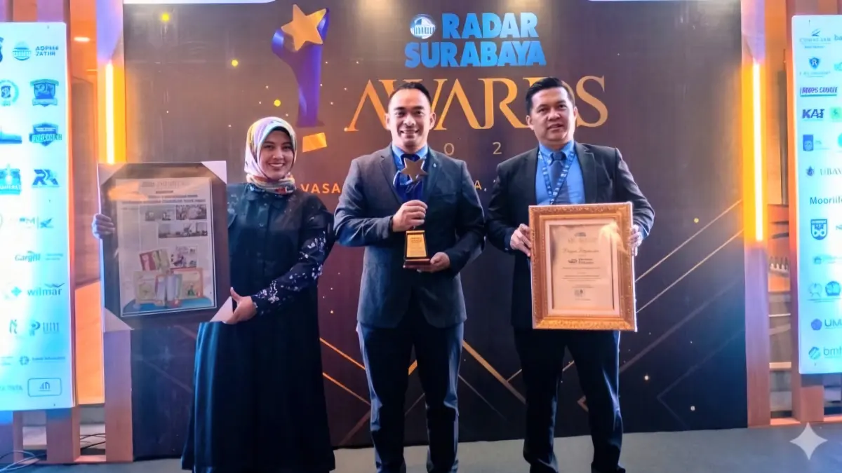 KOMITMEN BERKELANJUTAN: Kepala Cabang Surabaya Penerbit Erlangga Mahameru, Ashari (tengah), bersama Manager Marketing, Piagam Buo (kanan), dan Marcomm Puteri (kiri). Penghargaan ini menjadi penyemangat bagi Penerbit Erlangga untuk terus menghadirkan inovasi demi kemajuan pendidikan Indonesia.(SURYANTO/RADAR SURABAYA)