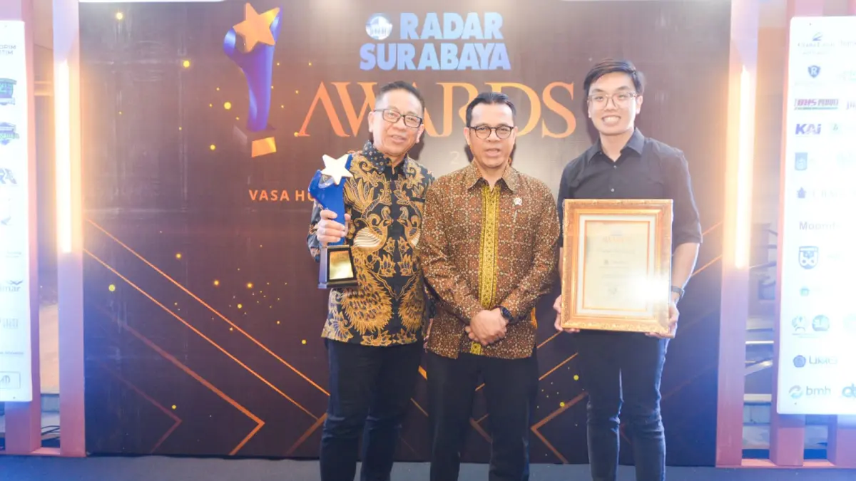 MEMBANGGAKAN: Rektor Ubaya, Dr. Ir. Benny Lianto (kiri) bersama Wakil Menteri Komunikasi dan Digital Nezar Patria (tengah) usai menerima penghargaan Radar Surabaya Award 2026 di Hotel Vasa Surabaya. (ANDY SATRIA/RADAR SURABAYA)