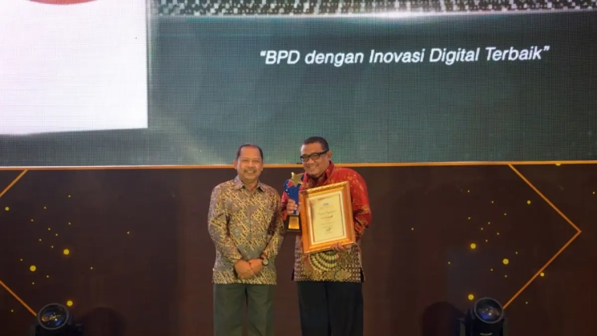 Bank Jatim menerima penghargaan BPD dengan Inovasi Digital Terbaik dalam ajang Radar Surabaya Awards 2026.