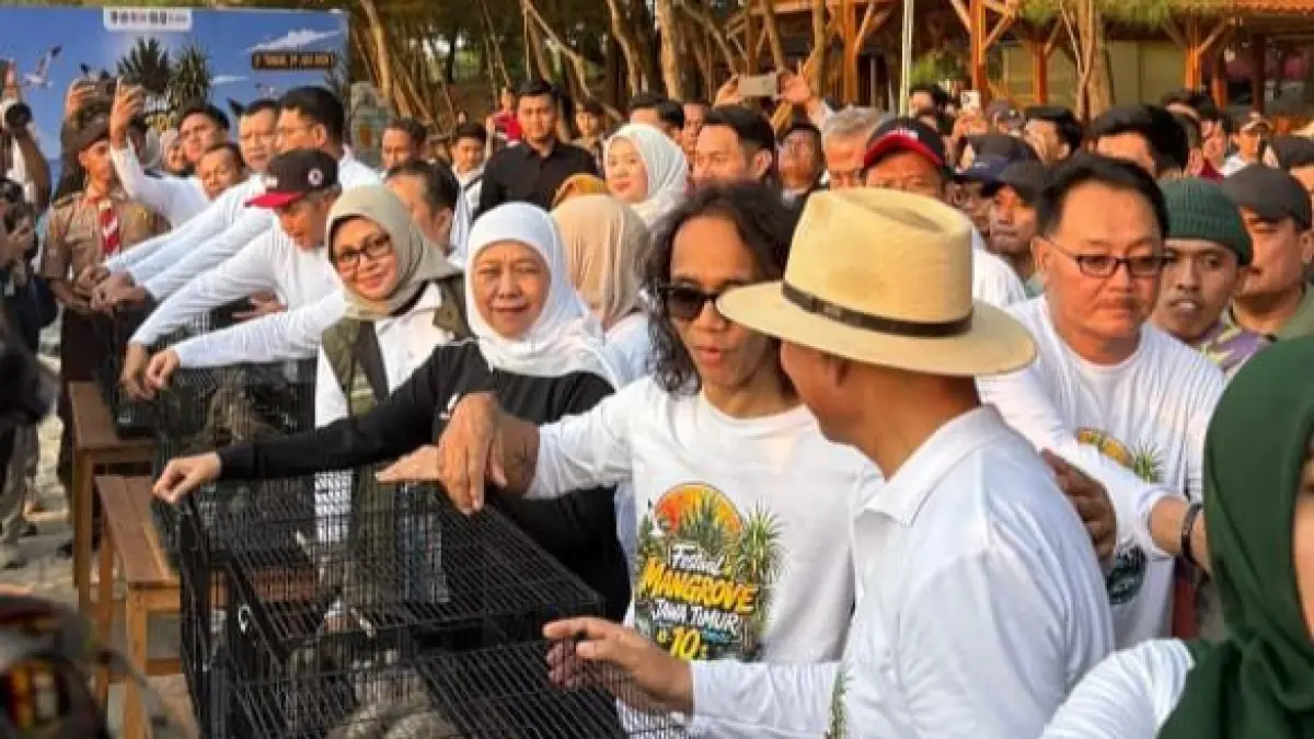 DEMI LINGKUNGAN: Festival Mangrove Jawa Timur&nbsp; diselenggarakan Pemerintah Provinsi Jawa Timur melalui Dinas Kehutanan di Pantai Panduri, Desa Tasikharjo, Kecamatan Jenu, Kabupaten Tuban, Rabu (29/7) didukung Pertamina Patra Niaga Fuel Terminal (FT) Tuban dan dihadiri Gubernur Jatim Khofifah Indar Parawansa dan Kaka Slank.