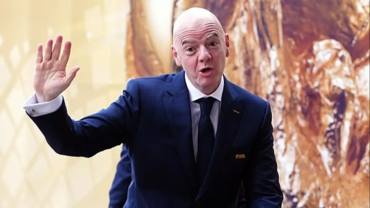 Gianni Infantino akhirnya batalkan proposal penjualan saham Piala Dunia. (Daily Mail) 