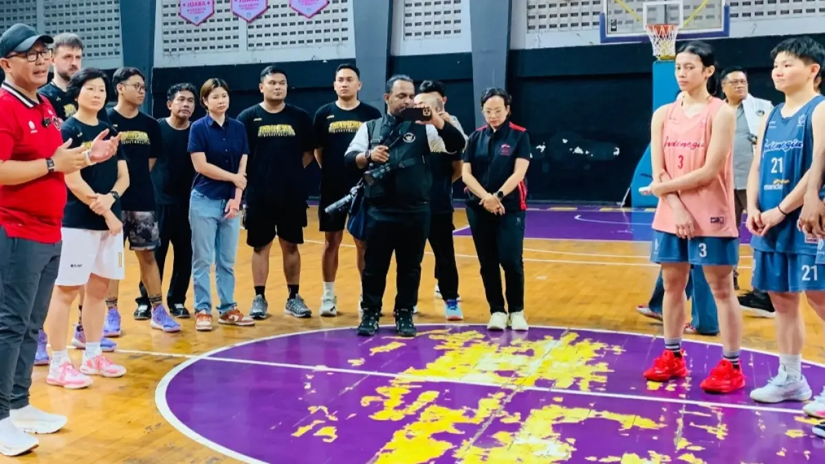 KUNJUNGI ATLET: Chef de Mission (CdM) Tim Indonesia untuk Asian Games 2026, Todotua Pasaribu, saat mengunjungi pemusatan latihan Timnas Basket Putri Indonesia di GOR Kertajaya, Surabaya, Kamis (30/7). (Andy Satria) 