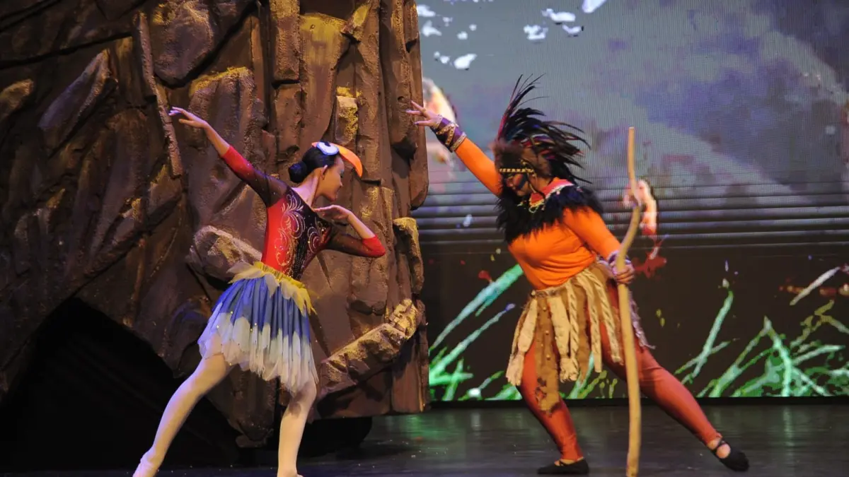 MEMUKAU: Pertunjukan The Lion King persembahan Premiere School of Ballet di Gedung Cak Durasim, Sabtu (1/8/2026).