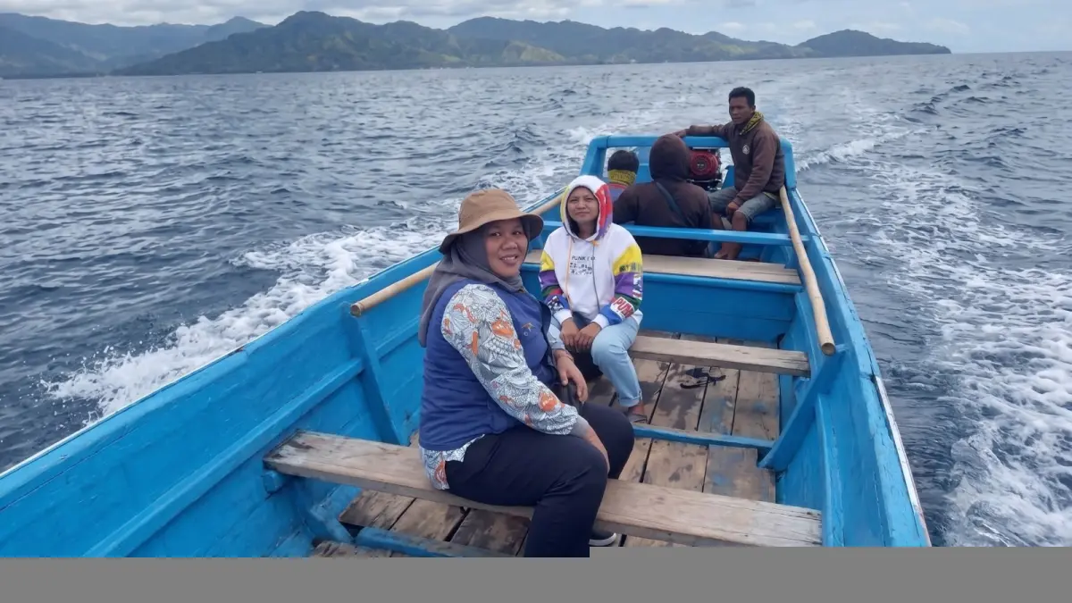 Perjalanan melintasi laut itu menjadi bagian dari keseharian Asti sebagai Mantri BRI Kantor Cabang Masohi dari Unit Piru, Kabupaten Seram Bagian Barat, Maluku.