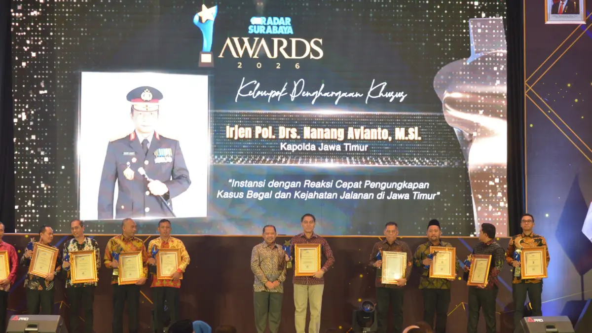 TERDEPAN: Kapolda Jatim Irjen Pol Nanang Avianto menerima penghargaan Radar Surabaya Awards 2026 yang diserahkan kepada Kabid Humas Polda Jatim Kombes Pol Jules Abraham Abast. (ANDY SATRIA/RADAR SURABAYA)