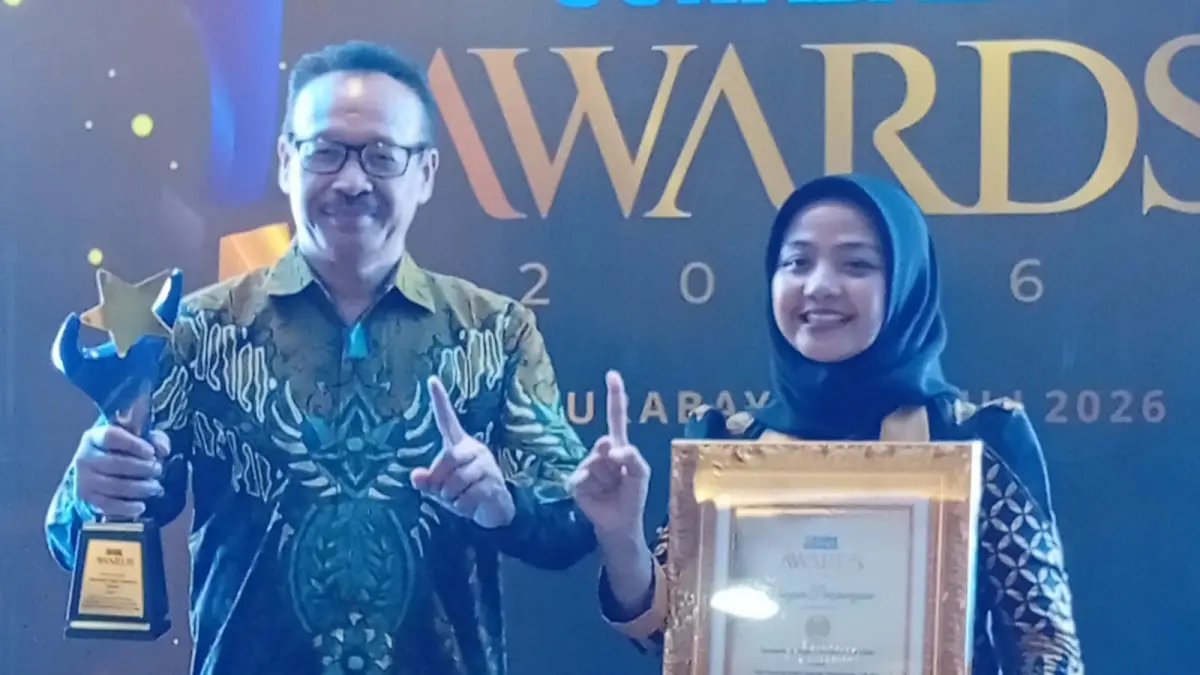 PRESTASI: Wakil Rektor Bidang Pendidikan, Kemahasiswaan, dan Alumni Unesa, Prof. Dr. Martadi, M.Sn., didampingi Direktur Humas dan Informasi Publik Unesa, Dr. Vinda Maya Setianingrum, S.Sos., M.A usai menerima penghargaan Radar Surabaya Awards di Ballroom Hotel Vasa Surabaya. (RAHMAT SUDRAJAT/RADAR SURABAYA)
