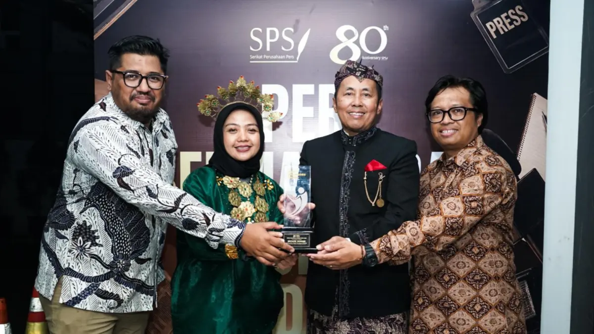 KOMPAK: Wakil Rektor IV Bidang Perencanaan, Pengembangan, Kerja Sama, dan Teknologi Informasi dan Komunikasi Unesa, Dwi Cahyo Kartiko (dua dari kanan) , didampingi Direktur Humas, Informasi Publik, dan Protokoler Unesa, Vinda Maya Setianingrum (dua dari kiri), beserta tim saat menerima penghargaan MRA di Hall Dewan Pers, Jakarta, Jumat (31/7) malam.