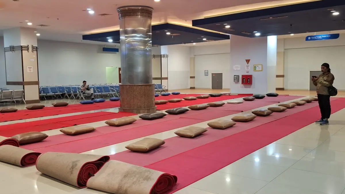 BERSIAP: Bantal dan karet dipersiapkan untuk mengevakuasi korban kebakaran KMP Mutiara Sentosa 2.(GUNTUR IRIANTO/RADAR SURABAYA)