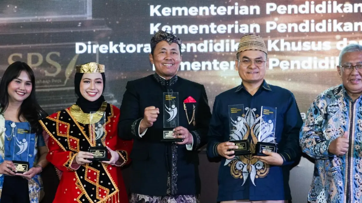 APRESIASI: Wakil Rektor IV Bidang Perencanaan, Pengembangan, Kerja Sama, dan Teknologi Informasi dan Komunikasi Unesa, Dwi Cahyo Kartiko (tengah) menerima penghargaan Siaran Pers Terbaik bersama dengan penerima lainnya dalam Media Relations Awards (MRA) 2026 di Hall Dewan Pers, Jakarta, Jumat (31/7) malam.