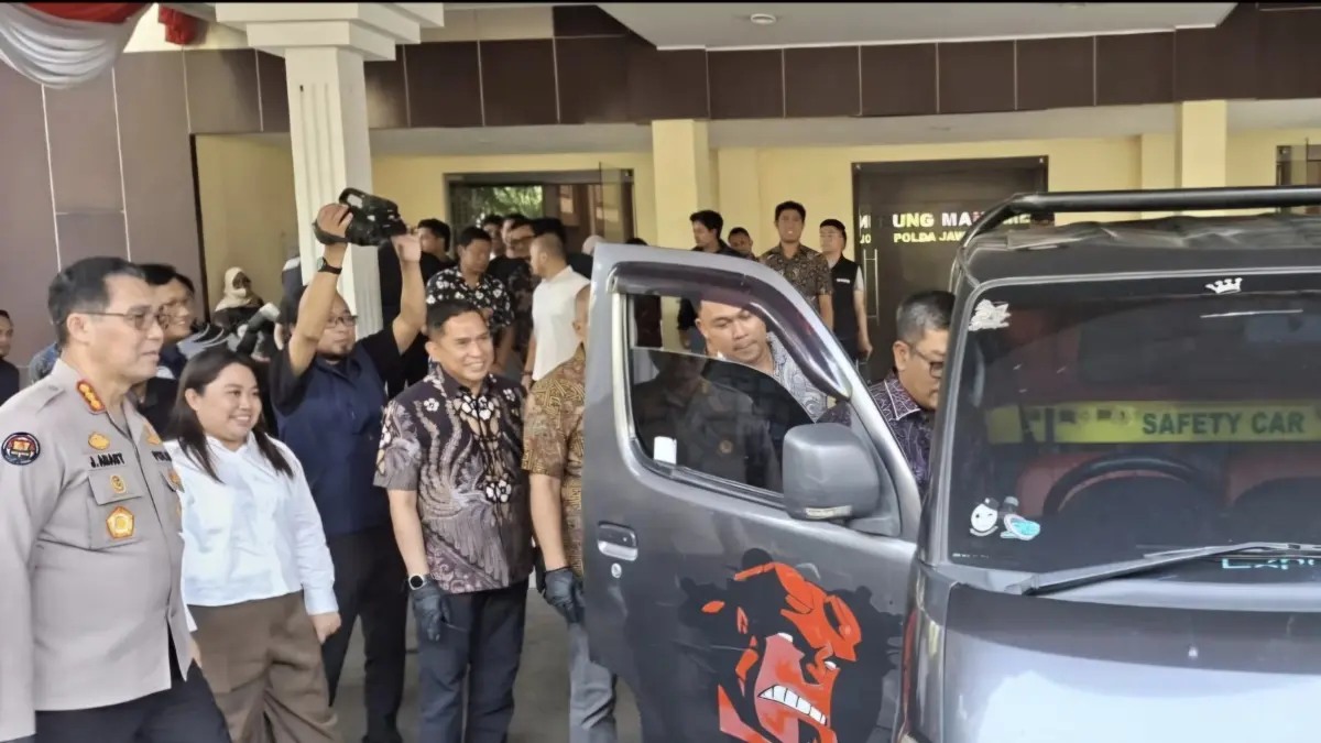 DISERAHKAN: Mobil pikap warga Pasuruan berhasil diamankan Polda Jatim. Mobil tersebut diserahkan ke pemiliknya. (MAHRUS/RADAR SURABAYA)