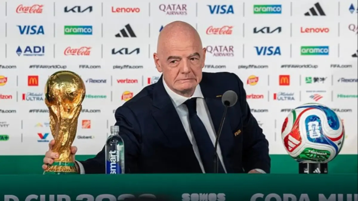 Gianni Infantino, yang berkewarganegaraan Lebanon, mendapat dukungan dari Kuwait, Qatar, Sri Lanka, dan Lebanon setelah membatalkan rencana tersebut. (Daily Mail) 